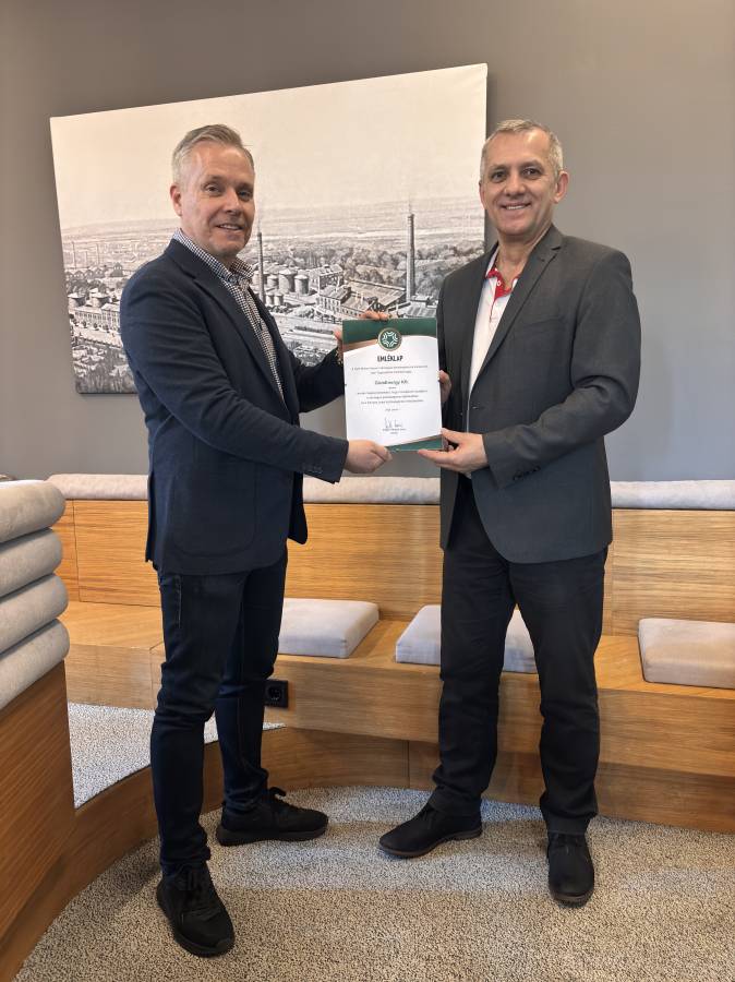 Emléklap átadás.jpeg